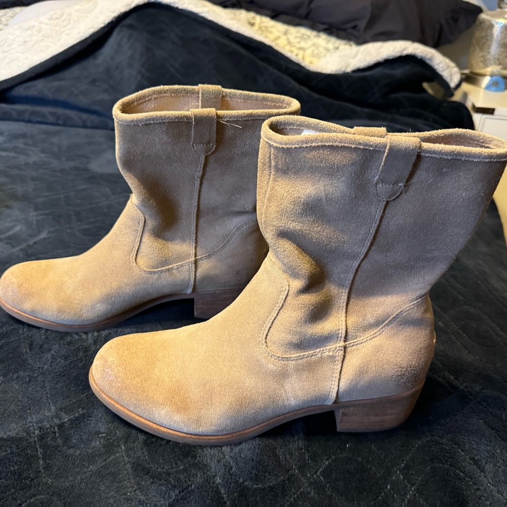 Suede Uggs boots worn 2 times